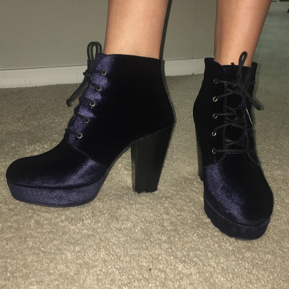 *LAST CHANCE* Navy Blue Suede Steve Madden Booties